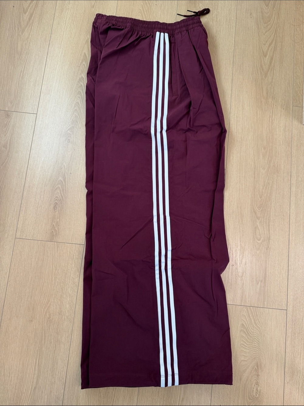 NWOT Adidas Women’s Oversized Burgundy Wide-Leg Track Pants 3-Stripes - Picture 4 of 11
